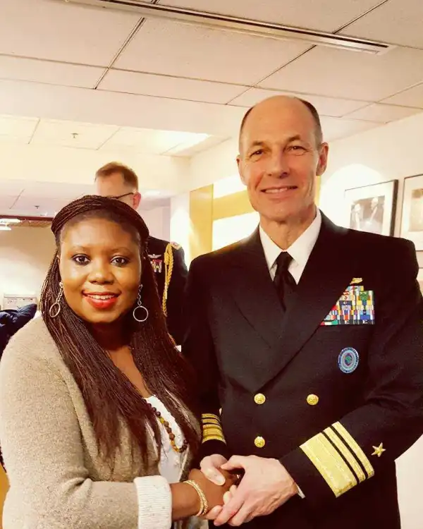 Nigerian Lady Meets With Hilary Clinton At An Expensive Hotel In The US. Photos